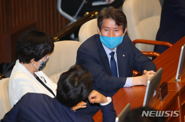 [서울=뉴시스] 장세영 기자 = 이인영 통일부장관 후보자가 16일 서울 여의도 국회에서 열린 본회의 참석해 당 의원과 대화를 나누고 있다. 2020.07.16.&nbsp; photothink@newsis.com