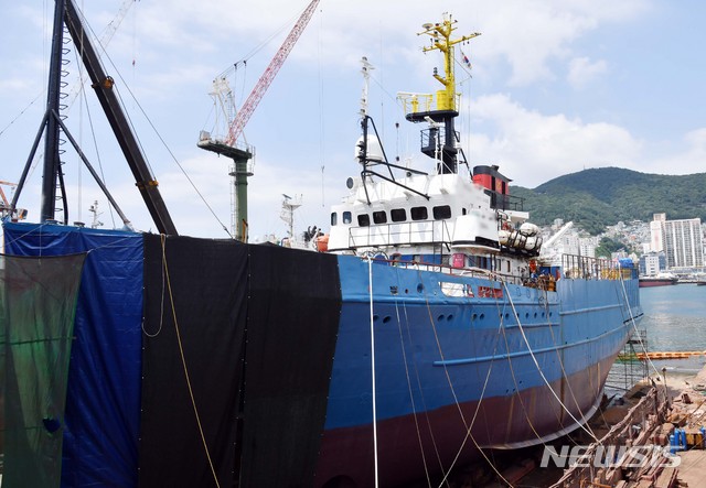 [부산=뉴시스] 하경민 기자 = 부산 영도구의 한 수리조선소에 정박 중인 러시아 선적 원양어선 A호(825t)에서 러시아인 선원 29명 중 3명이 신종 코로나바이러스 감염증(코로나19) 확진 판정을 받았다. 16일 오전 수리조선소에 정박 중인 A호. 2020.07.16. yulnetphoto@newsis.com