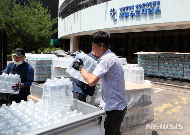 [인천=뉴시스] 이종철 기자 = 인천 서구 수돗물에서 유충이 발견된 가운데 지난 16일 오후 인천시 서구 인천시 상수도사업본부 서부수도사업소에서 서구 각 지역 구민들에게 전달할 생수를 차량에 실고 있다. 2020.07.16. jc4321@newsis.com