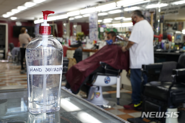 [샌페드로=AP/뉴시스] 미 식품의약국(FDA)은 24일(현지시간) 미국 내 유통 중인 손 소독제 중 최소 77개 제품에서 메탄올(목정) 성분이 검출됐다고 밝히며 전량 회수를 지시했다. 사진은 지난 14일 캘리포니아 샌페드로의 한 이발소에 손 세정제가 비치된 모습. 2020.7.25.