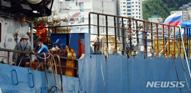[부산=뉴시스] 하경민 기자 = 부산 영도구의 한 수리조선소에 정박 중인 러시아 선적 원양어선 A호(825t)에서 러시아인 선원 29명 중 3명이 신종 코로나바이러스 감염증(코로나19) 확진 판정을 받았다. 16일 오전 수리조선소에 정박 중인 A호에서 선원들이 각자 맡은 작업을 하고 있다. 2020.07.16. yulnetphoto@newsis.com