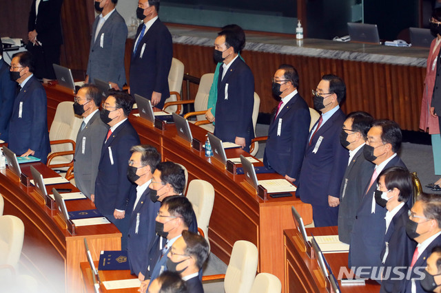 [서울=뉴시스] 김진아 기자 = 검은 마스크를 쓴 주호영 미래통합당 원내대표 등 의원들이 16일 국회 본회의장에서 열린 제21대 국회 개원식에서 애국가를 부르고 있다. 2020.07.16. photo@newsis.com