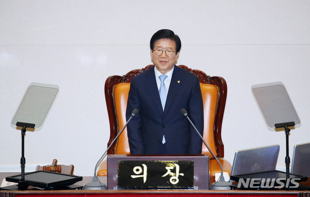 [서울=뉴시스] 김진아 기자 = 박병석 국회의장이 16일 서울 여의도 국회에서 열린 제21대 국회 개원식에서 개원사를 하고 있다. 2020.07.16. photo@newsis.com