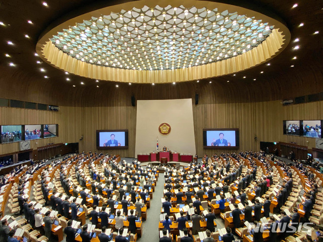 [서울=뉴시스] 김진아 기자 = 박병석 국회의장을 비롯한 여야 의원들이 16일 서울 여의도 국회에서 열린 제21대 국회 개원식에서 국회의원 선서를 하고 있다. 2020.07.16.&nbsp; photo@newsis.com