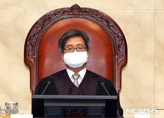 [서울=뉴시스]사진공동취재단 = 김명수 대법원장을 비롯한 대법관들이 16일 오후 서울 서초구 대법원 대법정에서 직권남용권리행사방해 및 공직선거법 위반 혐의를 받는 이재명 경기도지사의 선고공판을 진행하고 있다. 2020.07.16. photo@newsis.com
