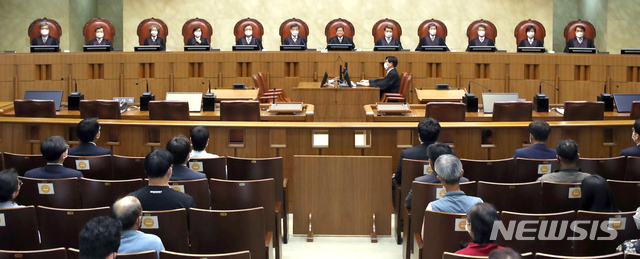 [서울=뉴시스]사진공동취재단 = 김명수 대법원장을 비롯한 대법관들이 16일 오후 서울 서초구 대법원 대법정에서 직권남용 권리행사 방해 및 공직선거법 위반 혐의로 기소된 이재명 경기도지사의 상고심 선고를 진행하고 있다. 2020.07.16. photo@newsis.com