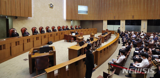 [서울=뉴시스]사진공동취재단 = 16일 오후 서울 서초구 대법원 대법정에서 김명수 대법원장 주재로 직권남용권리행사방해 및 공직선거법 위반 혐의를 받는 이재명 경기도지사의 선고공판이 열리고 있다. 2020.07.16.&nbsp; photo@newsis.com