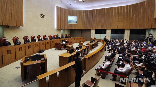 [서울=뉴시스]사진공동취재단 = 16일 오후 서울 서초구 대법원 대법정에서 김명수 대법원장 주재로 직권남용권리행사방해 및 공직선거법 위반 혐의를 받는 이재명 경기도지사의 선고공판이 열리고 있다. 2020.07.16. photo@newsis.com