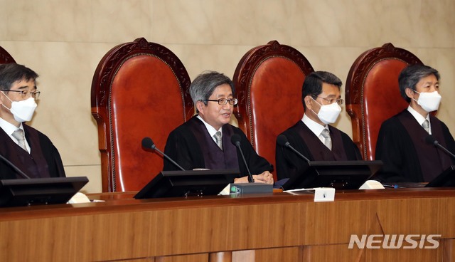 [서울=뉴시스]사진공동취재단 = 16일 오후 서울 서초구 대법원 대법정에서 김명수 대법원장 주재로 직권남용권리행사방해 및 공직선거법 위반 혐의를 받는 이재명 경기도지사의 선고공판이 열리고 있다. 2020.07.16. photo@newsis.com