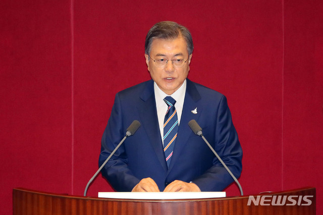 [서울=뉴시스] 김진아 기자 = 문재인 대통령이 16일 서울 여의도 국회에서 열린 제21대 국회 개원식에서 개원 축하 연설을 하고 있다. 2020.07.16. photo@newsis.com
