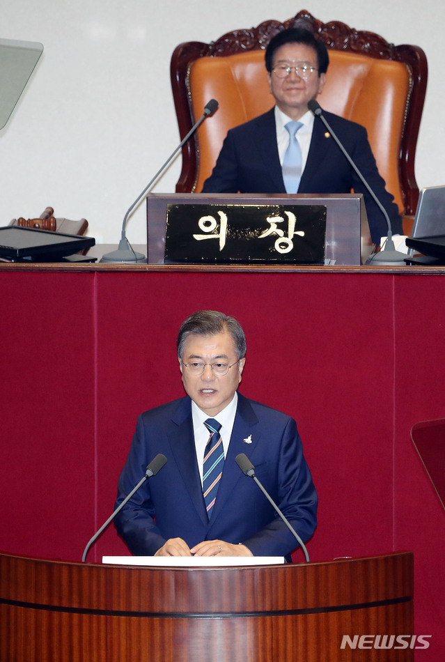 [서울=뉴시스] 김진아 기자 = 문재인 대통령이 16일 서울 여의도 국회에서 열린 제21대 국회 개원식에서 개원 축하 연설을 하고 있다. 2020.07.16. bluesoda@newsis.com
