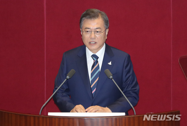 [서울=뉴시스] 김진아 기자 = 문재인 대통령이 16일 서울 여의도 국회에서 열린 제21대 국회 개원식에서 개원 축하 연설을 하고 있다. 2020.07.16.&nbsp; bluesoda@newsis.com