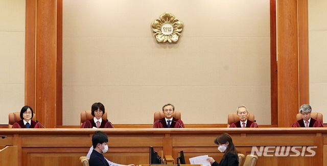 [서울=뉴시스] 박주성 기자 = 유남석 헌법재판소장과 재판관들이 지난 16일 오후 서울 종로구 헌법재판소 대심판정에서 충청남도 등과 행정자치부장관 등 간의 권한쟁의를 비롯한 헌법소원심판사건 선고를 위해 입장하고 있다. 2020.07.16. park7691@newsis.com