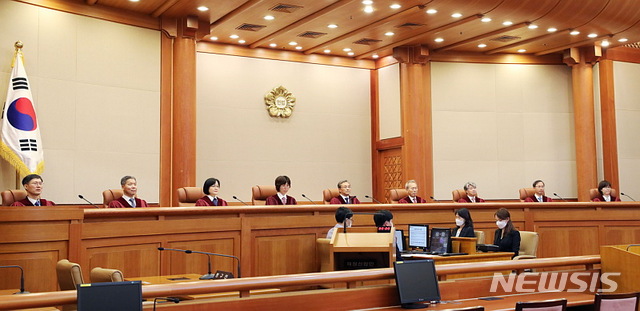 [서울=뉴시스] 박주성 기자 = 유남석 헌법재판소장과 재판관들이 지난 16일 오후 서울 종로구 헌법재판소 대심판정에서 충청남도 등과 행정자치부장관 등 간의 권한쟁의를 비롯한 헌법소원심판사건 선고를 위해 입장하고 있다. 2020.07.16. park7691@newsis.com