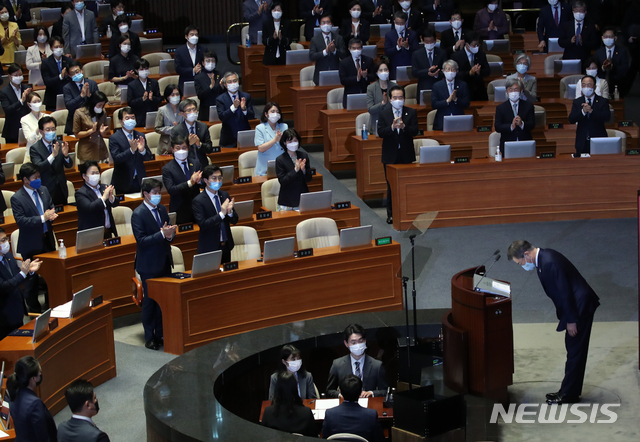 [서울=뉴시스]박영태 기자 = 문재인 대통령이 16일 서울 여의도 국회에서 열린 제21대 국회 개원식에 참석해 연설에 앞서 의원들에게 인사하고 있다. 2020.07.16. since1999@newsis.com
