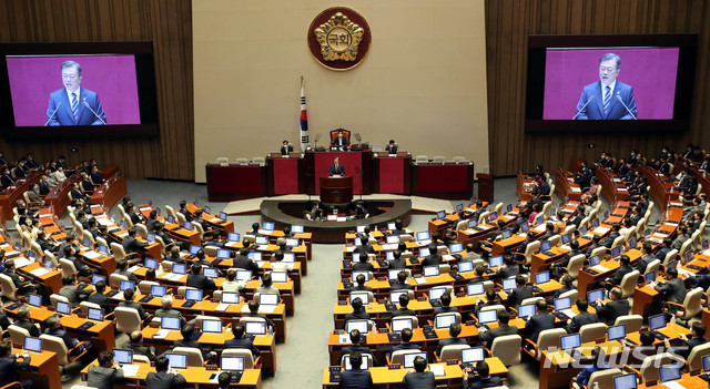 [서울=뉴시스] 김진아 기자 = 문재인 대통령이 16일 서울 여의도 국회에서 열린 제21대 국회 개원식에서 개원 축하 연설을 하고 있다. 2020.07.16. photo@newsis.com
