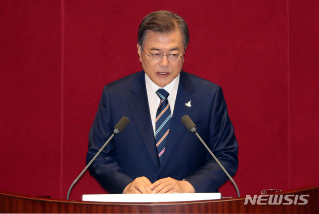 [서울=뉴시스] 김진아 기자 = 문재인 대통령이 16일 서울 여의도 국회에서 열린 제21대 국회 개원식에서 개원 축하 연설을 하고 있다. 2020.07.16. photo@newsis.com