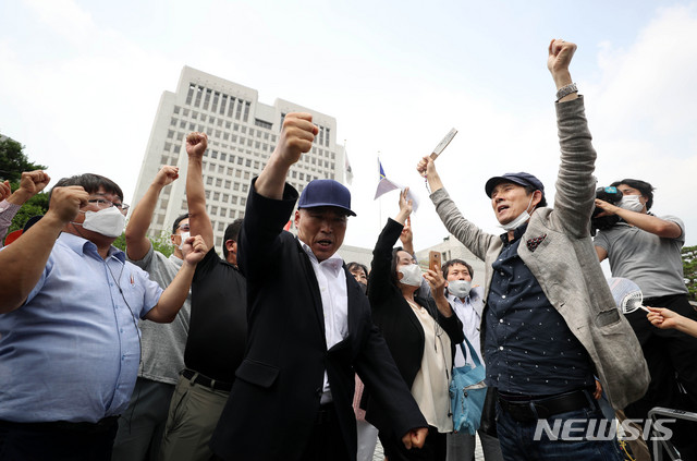[서울=뉴시스]추상철 기자 =이재명 경기도지사 지지자들이 16일 오후 서울 서초구 대법원 앞에서 이 지사의 '친형 강제입원 사건과 관련 허위사실을 공표한 혐의' 등과 관련 대법의 무죄취지의 파기환송심 소식을 듣고 기뻐하고 있다. 2020.07.16. scchoo@newsis.com