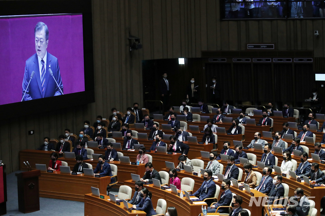 [서울=뉴시스]박영태 기자 = 검은 마스크를 쓴 미래통합당 의원들이 16일 서울 여의도 국회에서 열린 제21대 국회 개원식에 참석해 문재인 대통령의 개원 축하 연설을 듣고 있다. 2020.07.16. since1999@newsis.com