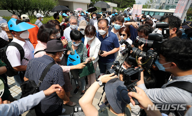 [서울=뉴시스]추상철 기자 =이재명 경기도지사 지지자들이 16일 오후 서울 서초구 대법원 앞에서 이 지사의 '친형 강제입원 사건과 관련 허위사실을 공표한 혐의' 등과 관련 대법의 선고 생중계를 휴대폰을 통해 시청하고 있다. 2020.07.16.&nbsp; scchoo@newsis.com