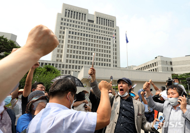 [서울=뉴시스]홍효식 기자 = 이재명 경기도지사 지지자들이 16일 오후 서울 서초구 대법원 앞에서 이 지사의 '친형 강제입원 사건과 관련 허위사실을 공표한 혐의' 등과 관련 대법의 무죄취지의 파기환송심 소식을 듣고 기뻐하고 있다. 2020.07.16.&nbsp; yesphoto@newsis.com