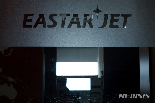 [서울=뉴시스]이윤청 기자 = 이스타항공은 16일 "제주항공과 주식매매계약서 상의 선행조건은 완료했다"라며 "선행조건이 완료된 만큼 속히 계약완료를 위한 대화를 제주항공에 요청드린다"고 제주항공의 발표에 반박했다. 제주항공은 이날 오전 "15일 자정까지 이스타홀딩스가 주식매매계약의 선행조건을 완결하지 못해 계약을 해제할 수 있게 됐다"라고 밝힌 바 있다. 사진은 16일 서울 강서구 이스타항공 본사. 2020.07.16.&nbsp; radiohead@newsis.com