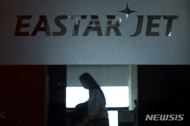 [서울=뉴시스]이윤청 기자 = 이스타항공은 16일 "제주항공과 주식매매계약서 상의 선행조건은 완료했다"라며 "선행조건이 완료된 만큼 속히 계약완료를 위한 대화를 제주항공에 요청드린다"고 제주항공의 발표에 반박했다. 제주항공은 이날 오전 "15일 자정까지 이스타홀딩스가 주식매매계약의 선행조건을 완결하지 못해 계약을 해제할 수 있게 됐다"라고 밝힌 바 있다. 사진은 16일 서울 강서구 이스타항공 본사. 2020.07.16. radiohead@newsis.com