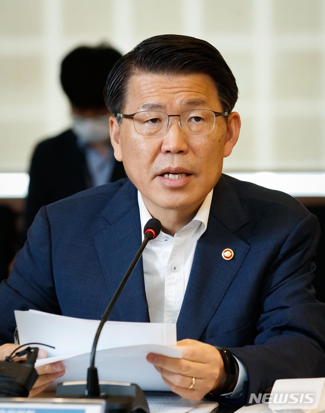 [서울=뉴시스]은성수 금융위원장이 16일 서울 중구 은행연합회에서 열린 제43차 금융중심지 추진위원회 회의에 참석해 인사말을 하고 있다. (사진=금융위원회 제공) 2020.07.16. photo@newsis.com