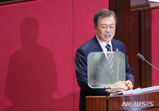 [서울=뉴시스] 김진아 기자 = 문재인 대통령이 16일 오후 서울 여의도 국회에서 열린 제21대 국회 개원식에서 개원 축하 연설을 하고 있다. 2020.07.16. photo@newsis.com