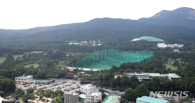 [서울=뉴시스] 조수정 기자 = 당정이 그린벨트 해제 등을 통해 서울지역 주택 공급을 검토중인 가운데 군 시설인 태릉골프장 일대도 언급된 것으로 알려졌다. 사진은 16일 서울 노원구 태릉골프장 전경. 2020.07.16.&nbsp; chocrystal@newsis.com 