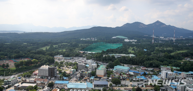 [서울=뉴시스] 조수정 기자 = 당정이 그린벨트 해제 등을 통해 서울지역 주택 공급을 검토중인 가운데 군 시설인 태릉골프장 일대도 언급된 것으로 알려졌다. 사진은 16일 서울 노원구 태릉골프장 전경. 2020.07.16.&nbsp; chocrystal@newsis.com 