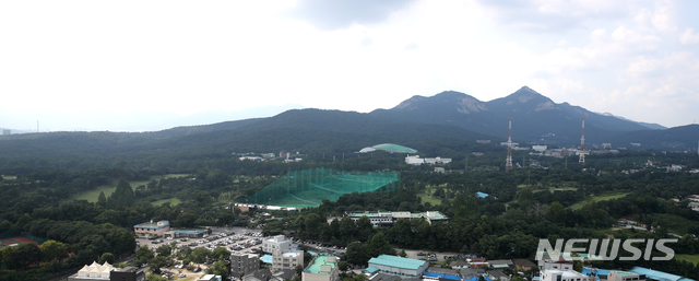 [서울=뉴시스] 조수정 기자 = 당정이 그린벨트 해제 등을 통해 서울지역 주택 공급을 검토중인 가운데 군 시설인 태릉골프장 일대도 언급된 것으로 알려졌다. 사진은 16일 서울 노원구 태릉골프장 전경. 2020.07.16.&nbsp; chocrystal@newsis.com 