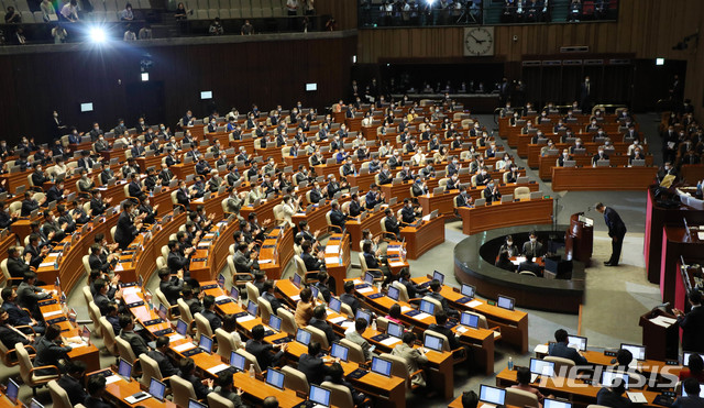 [서울=뉴시스] 김진아 기자 = 문재인 대통령이 16일 오후 서울 여의도 국회 본회의장에서 열린 제21대 국회 개원식 축하연설을 마친 뒤 인사를 하고 있다. 2020.07.16.&nbsp; photo@newsis.com