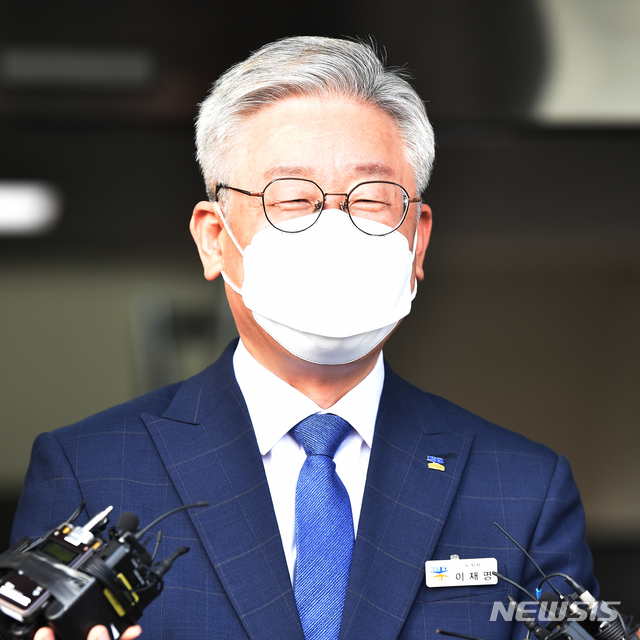 [수원=뉴시스] 김종택기자 = 대법원의 원심 파기환송으로 지사직을 유지하게 된 이재명 경기도지사가 16일 오후 경기 수원시 팔달구 경기도청에서 입장을 밝히고 있다. 2020.07.16.semail3778@naver.com