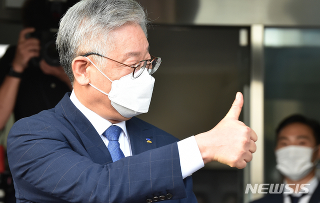 [수원=뉴시스] 김종택기자 = 대법원의 원심 파기환송으로 지사직을 유지하게 된 이재명 경기도지사가 16일 오후 경기 수원시 팔달구 경기도청에서 입장을 밝힌 뒤 지지자들에게 인사하고 있다. 2020.07.16. semail3778@naver.com
