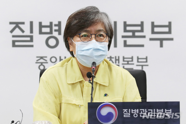 [세종=뉴시스]강종민 기자 = 정은경 중앙방역대책본부장(질병관리본부장)이 16일 오후 충북 청주시 질병관리본부 상황판단실에서 중앙방역대책본부 전체회의를 주재하며 코로나19 국내 발생 현황 및 확진환자 관련 등의 논의를 하고 있다. 2020.07.16.&nbsp; ppkjm@newsis.com