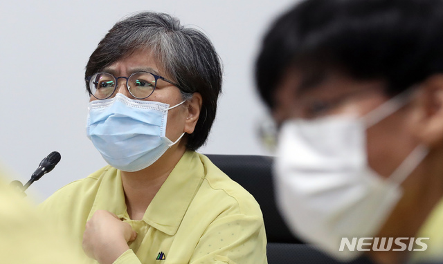 [세종=뉴시스]강종민 기자 = 정은경 중앙방역대책본부장(질병관리본부장)이 16일 오후 충북 청주시 질병관리본부 상황판단실에서 중앙방역대책본부 전체회의를 주재하며 코로나19 국내 발생 현황 및 확진환자 관련 등의 논의를 하고 있다. 2020.07.16.&nbsp; ppkjm@newsis.com