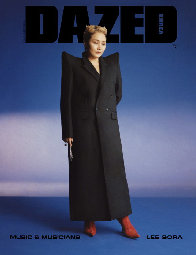 [서울=뉴시스] 패션잡지 '데이즈드'가 8월호를 통해 이소라와 발렌시아가(BALENCIAGA)가 만난 18페이지 분량의 단독 화보를 공개했다. (사진 = 데이즈드) 2020.07.17. photo@newsis.com