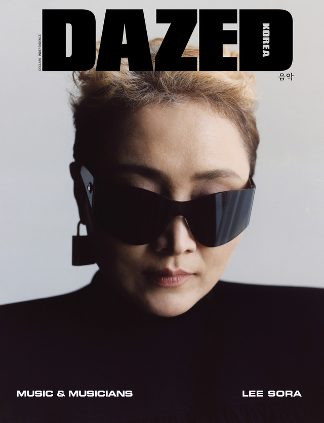 [서울=뉴시스] 패션잡지 '데이즈드'가 8월호를 통해 이소라와 발렌시아가(BALENCIAGA)가 만난 18페이지 분량의 단독 화보를 공개했다. (사진 = 데이즈드) 2020.07.17. photo@newsis.com