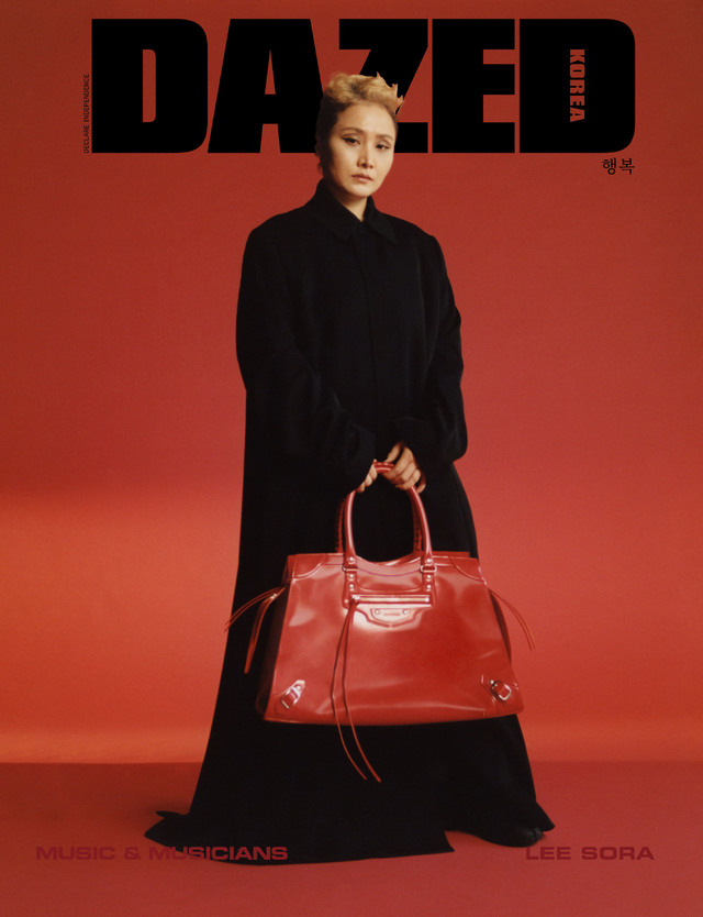 [서울=뉴시스] 패션잡지 '데이즈드'가 8월호를 통해 이소라와 발렌시아가(BALENCIAGA)가 만난 18페이지 분량의 단독 화보를 공개했다. (사진 = 데이즈드) 2020.07.17. photo@newsis.com