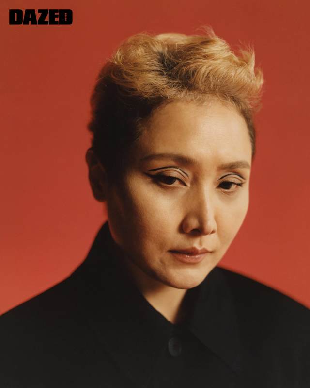 [서울=뉴시스] 패션잡지 '데이즈드'가 8월호를 통해 이소라와 발렌시아가(BALENCIAGA)가 만난 18페이지 분량의 단독 화보를 공개했다. (사진 = 데이즈드) 2020.07.17. photo@newsis.com