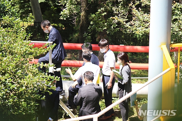 [대구=뉴시스] 이지연 기자 = 대구 이월드 아르바이트생 안전사고와 관련해 17일 오전 현장검증이 진행된 가운데 재판부와 검찰, 변호인단 등 관계자들이 사고가 발생한 놀이기구 옆 안전점검판에 오르고 있다. 2020.07.17. ljy@newsis.com