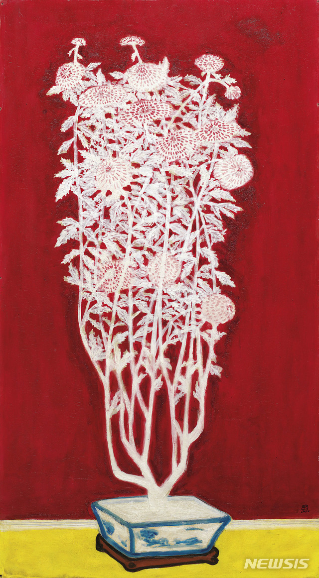 [서울=뉴시스] 산유 SANYU (1895-1966)White Chrysanthemum in a Blue and White Jardinièreoil on masonite110 x 60 cmPainted in 1940s-1950s추정가: HK$ 60,000,000-80,000,000 (한화 약 93 억-124 억 원)Price Realised(구매자 수수료 포함가): HKD 191,620,000 (한화 약 297 억 원)*작가의 정물화 부분 경매 최고 기록. 사진=크리스티코리아 제공. 2020.7.17. photo@newsis.com