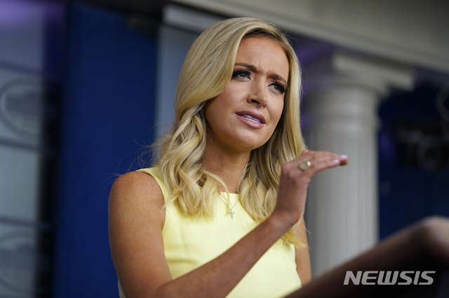 [워싱턴=AP/뉴시스]캐일리 매커내니 백악관 대변인이 16일(현지시간) 백악관에서 브리핑을 하고 있다. 매커내니 대변인은 "트럼프 대통령은 올가을 그 어떤 온라인 강의도 없는 전면 개학을 지지한다"라고 강조하며 "과학이 개학을 방해해선 안 된다"라고 말했다. 트럼프 대통령의 압박에도 미국 학부모 10명 중 7명은 아이를 학교에 보내는 것에 거부감을 나타내는 것으로 나타났다. 2020.07.17.