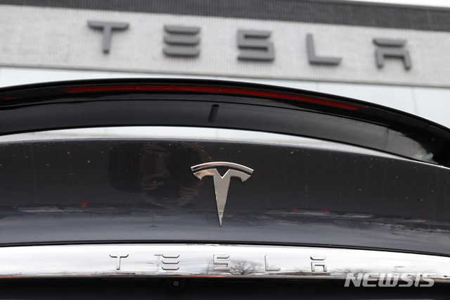 [리틀턴=AP/뉴시스] 4월26일(현지시간) 미국 콜로라도주 리틀턴에서 촬영한 테슬라 모델X의 후면 사진. 차 위로 테슬라 로고가 보인다. 2020.07.22. 