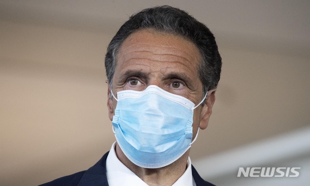 [뉴욕=AP/뉴시스]앤드루 쿠오모 미국 뉴욕 주지사가 지난 6월 10일(현지시간) 라과디아 국제공항 B터미널에서 신종 코로나바이러스 감염증(코로나19) 예방을 위해 마스크를 쓴 채 기자들에게 말하고 있다. 2020.07.23.