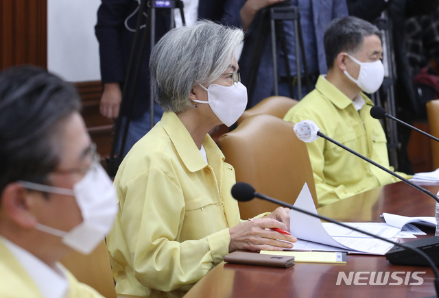 [서울=뉴시스]김명원 기자 = 강경화 외교부 장관이 17일 오전 서울 종로구 정부서울청사에서 열린 코로나19 중앙재난안전대책본부 회의에 참석해 정세균 총리의 발언을 경청하고 있다. 2020.07.17. kmx1105@newsis.com