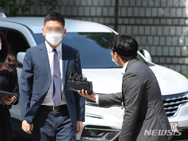 [서울=뉴시스] 고승민 기자 = 이른바 '검·언유착 의혹' 사건의 핵심 피의자로 꼽히는 이동재 전 채널A 기자가 구속 전 피의자심문(영장실질심사)을 받기 위해 지난달 17일 서울중앙지방법원으로 출석하고 있다. 2020.07.17.kkssmm99@newsis.com