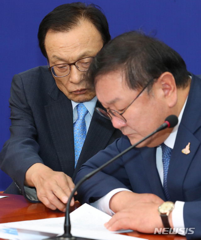 [서울=뉴시스] 장세영 기자 = 더불어민주당 이해찬 대표와 김태년 원내대표가 17일 서울 여의도 국회에서 열린 더불어민주당 최고위원회의에 참석해 자료를 확인하고 있다. 2020.07.17.&nbsp; photothink@newsis.com