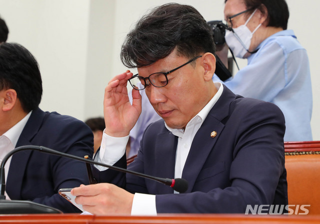 [서울=뉴시스] 장세영 기자 = "집값이 안 떨어질 거다"라고 발언을 해 논란을 빚은 진성준 더불어민주당 의원이 17일 서울 여의도 국회에서 열린 더불어민주당 최고위원회의에 참석해 핸드폰을 확인하고 있다. 2020.07.17. photothink@newsis.com